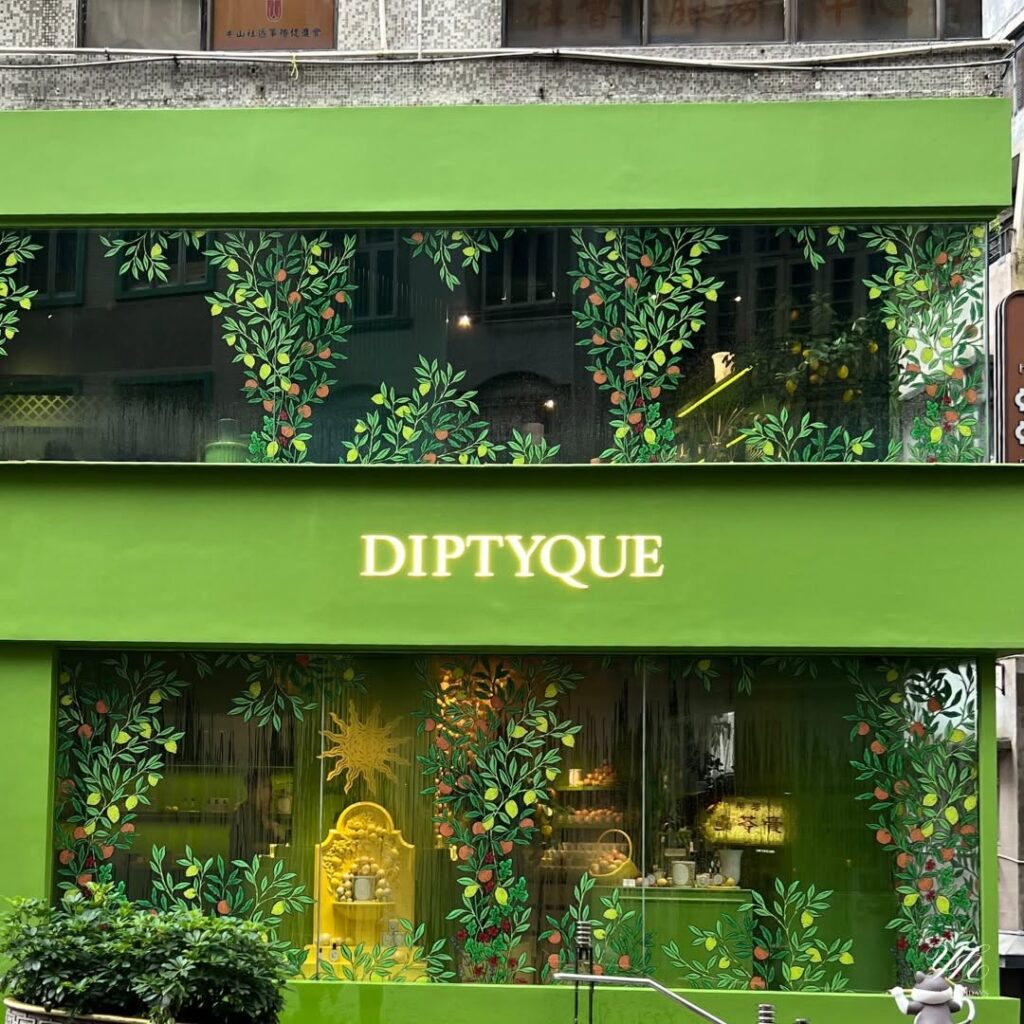 HK: The Ultra-Chic District Hub 🇭🇰 The ultimate hotspot for the trendiest crowd right now.